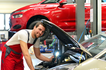 Automechaniker // Mechanic in car repair shop