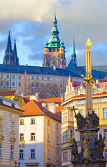 Fototapeta na wymiar Prague, Château et cathédrale vus de la place de Malá Strana
