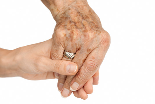 Alte Hand h&auml;lt junge Hand