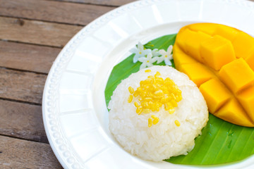 Ripe mango and sticky rice