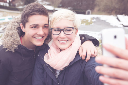 Zwei Jugendliche machen Selfie bei Ausflug