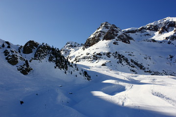 Fototapeta na wymiar Vistas del Valle de Tena en invierno, montañas nevadas,