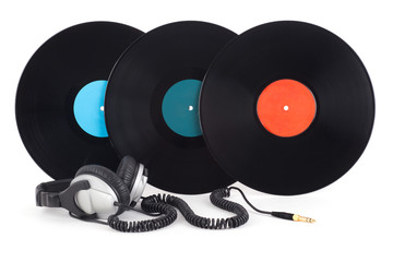 Kopfhörer neben die Schallplatten