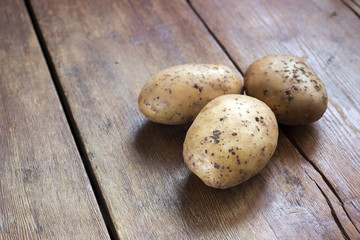 Fototapeta na wymiar potatoes on wood