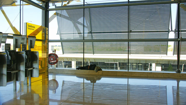 Hombre durmiendo en la t4 del aeropuerto de Madrid