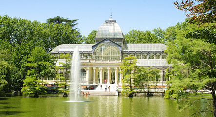 estanque y palacio de cristal del Parque del Retiro de Madrid