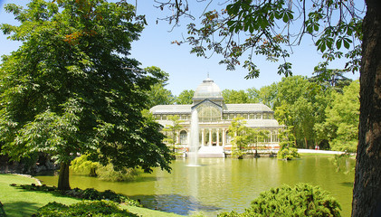 Obraz premium Estanque y palacio de cristal del Parque del Retiro de Madrid