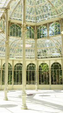 Interior del palacio de cristal del Retiro en Madrid