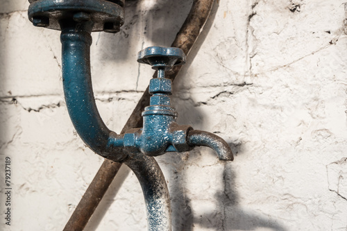 "Alter Wasserhahn in einem Badezimmer" Stockfotos und lizenzfreie