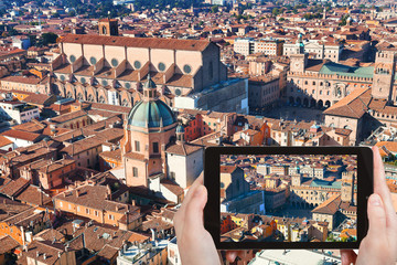ourist taking photo of maggiore square in Bologna © vvoe