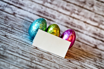 Leere Oster Grußkarte mit drei glänzenden Ostereiern