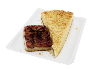 Streuselkuchen und Pflaumenkuchen auf einem Pappteller