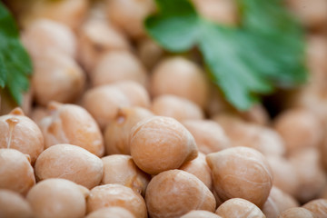 Kicher Erbsen mit Petersilie, close up, 