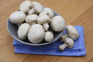 funghi Champignon su tavolo di legno