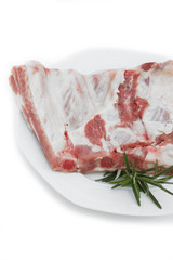 costine di maiale con rosmarino_ sfondo bianco