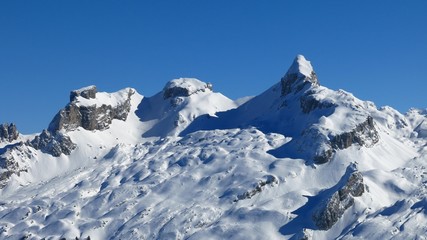 Fototapeta na wymiar Snow covered mountains Chaiserstock and Chronenstock