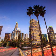 Fototapeta premium Panoramę śródmieścia Los Angeles w godzinach szczytu