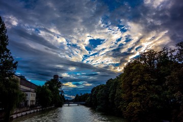 Deutsches Museum mit dramatischem Abendhimmel