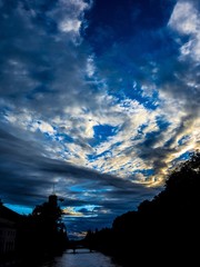 Obraz premium Abendlicher Wolkenhimmel übern Deutschen Museum in München