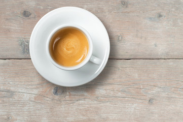 Caffè su tavolo in legno