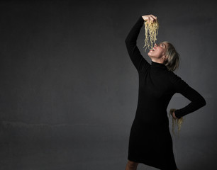 eating spaghetti with hands