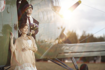 Obraz na płótnie Canvas Wedding couple in love vintage aircraft