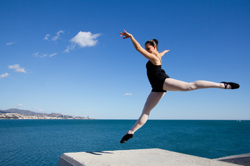Fototapeta premium Gracieux saut d'une danseuse en bord de mer.