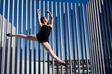 Saut dynamique d'une danseuse en ville.