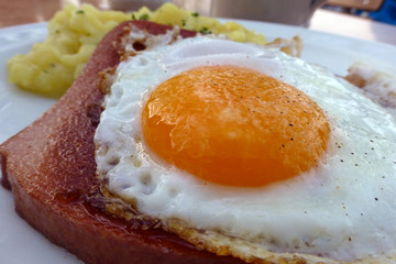 Spiegelei mit Leberkäse