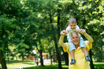 Obraz premium grandfather and child have fun in park