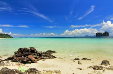 Fototapeta na wymiar Paradise beach in kohngai island at trang Thailand