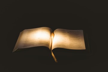 Fototapeta premium Light shining on open bible
