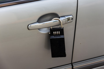 Autotür mit Vorhängeschloss