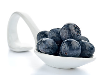 mirtilli in cucchiaio su fondo bianco
