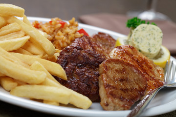Grillteller mit Pommes frites und Paprikareis