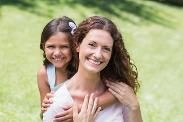 Naklejka premium Happy mother and daughter hugging