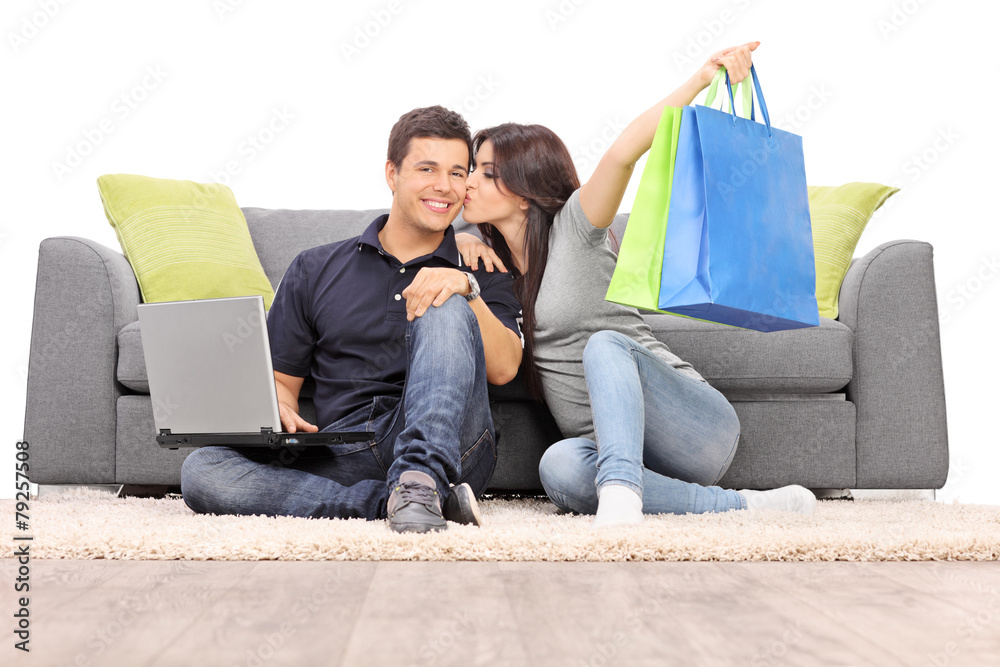 Poster Woman with shopping bags kissing her boyfriend