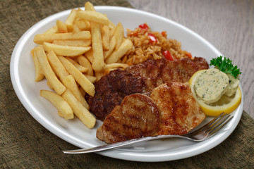 Grillteller mit Pommes frites und Paprikareis