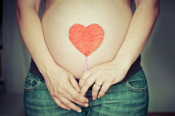 pancia di donna incinta con cuore