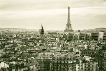 Widok na Paryż i Wieżę Eiffla z góry - 79260738