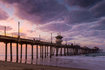 Fototapeta na wymiar the Huntington Beach pier at sunrise