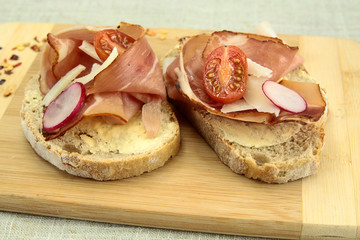 tartines au jambon sec