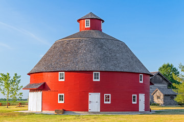 Obraz premium Red Round Barn