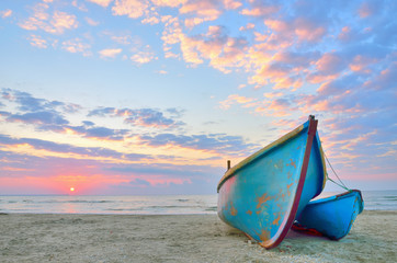 Boat on beautiful beach in sunrise - obrazy, fototapety, plakaty