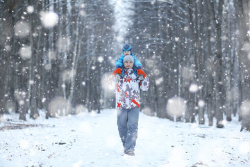 Obraz premium Family Christmas walk in a snowy park
