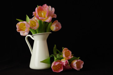 tulpenstrauß in einer vase