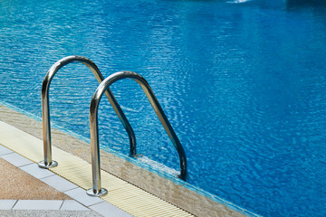 Obraz premium Grab bars ladder in swimming pool