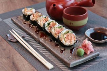 Sushi, futomaki, serwowane w restauracji - obrazy, fototapety, plakaty