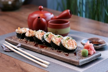 Sushi, futomaki serwowane w restauracji.