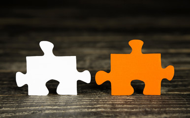 Zwei Stück Puzzle als Business Hintergrund orange weiß